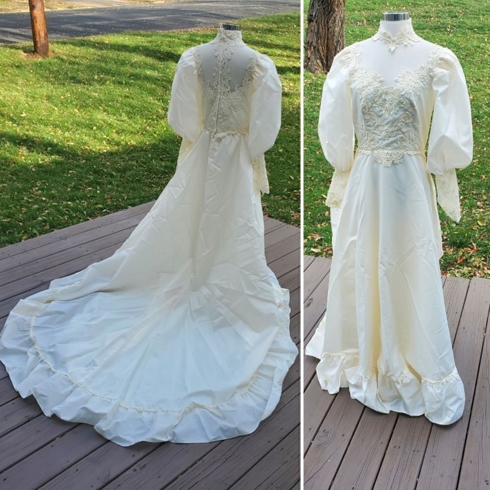 Vintage Ivory Lace High-Neck Bridal Gown with Puff Sleeves